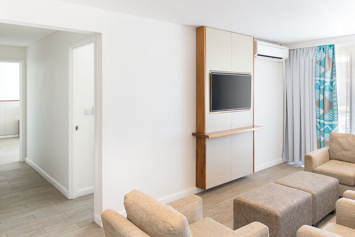 Suite, varias camas (Parliament View) | Minibar, caja de seguridad en la habitación y escritorio 