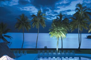 Una piscina al aire libre (de 06:00 a 19:00), sombrillas, tumbonas