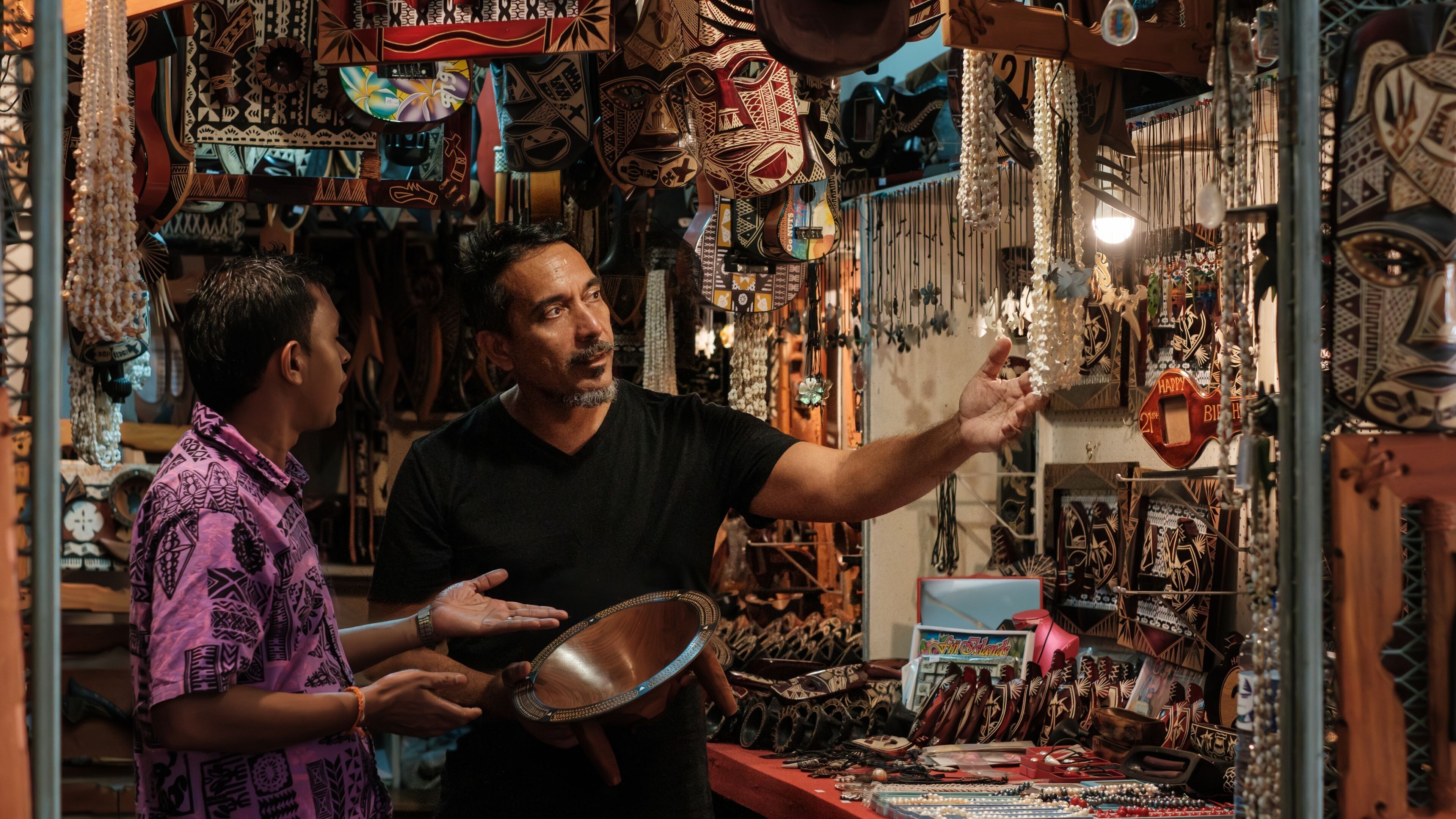 Un puesto de mercado exhibe varios artículos, incluyendo un bol y una bandeja.