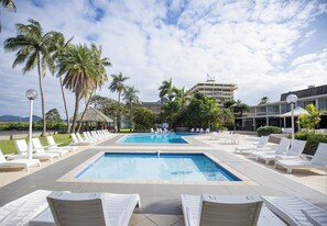 Piscine extérieure, parasols de plage, chaises longues