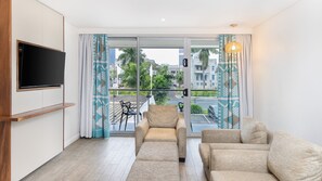 Suite, 1 cama de matrimonio grande, balcón (Parliament View) | Minibar, caja fuerte, escritorio y cortinas opacas