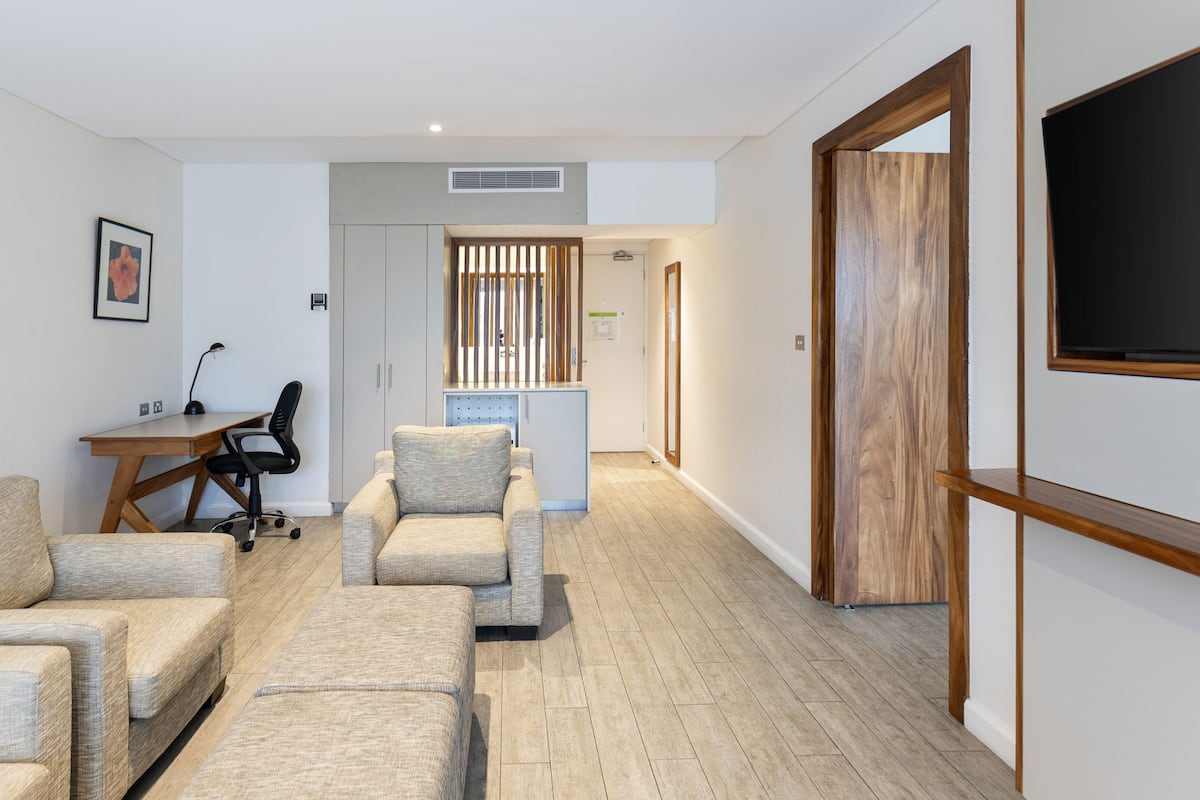 Suite, 1 letto king, balcone (Parliament View) | Minibar, una cassaforte in camera, una scrivania, tende oscuranti