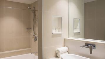 Un baño moderno con bañera, lavamanos y ducha.