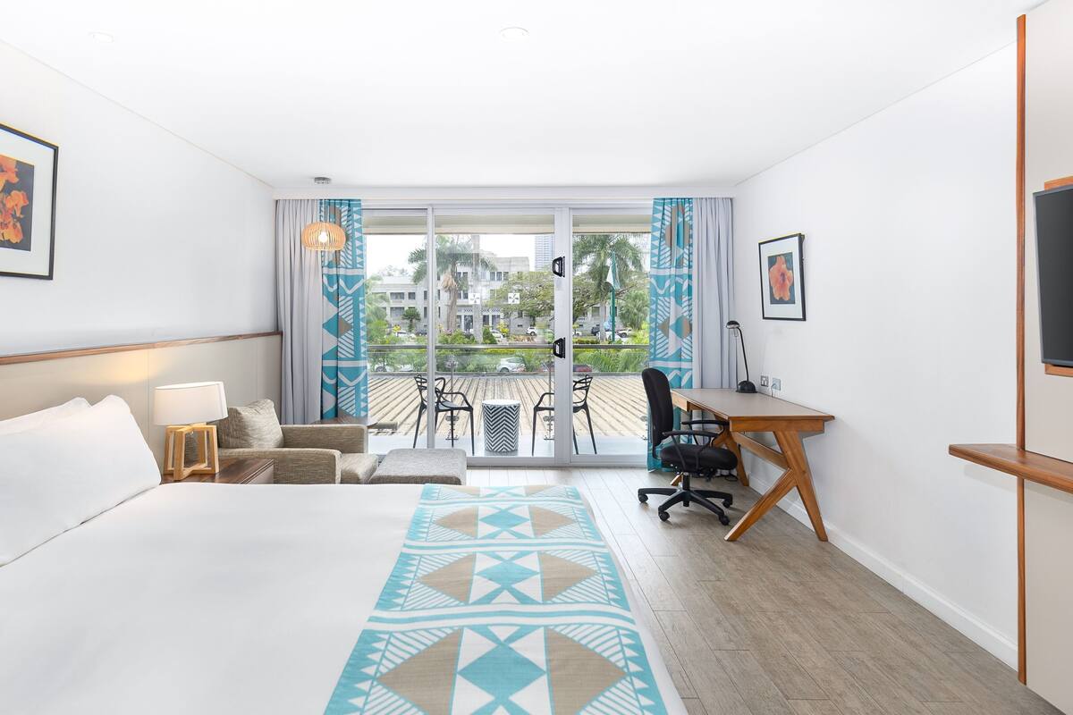 premium room, 1 king bed, balcony (parliament view) | minibar, in-room safe, desk, blackout curtains