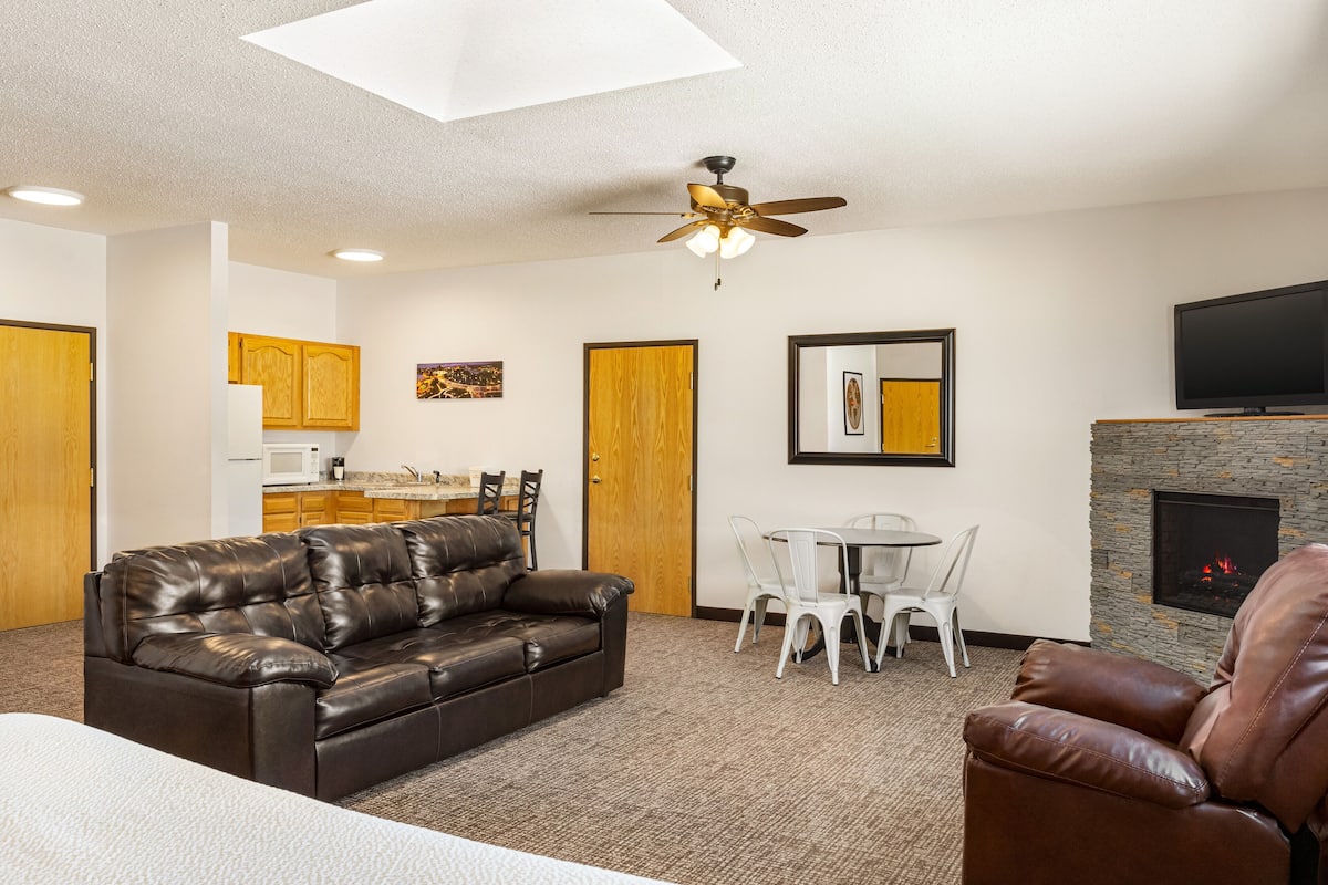 studio suite, 1 king bed, accessible, non smoking (mobility accessible) | living area | 40-inch tv with cable channels