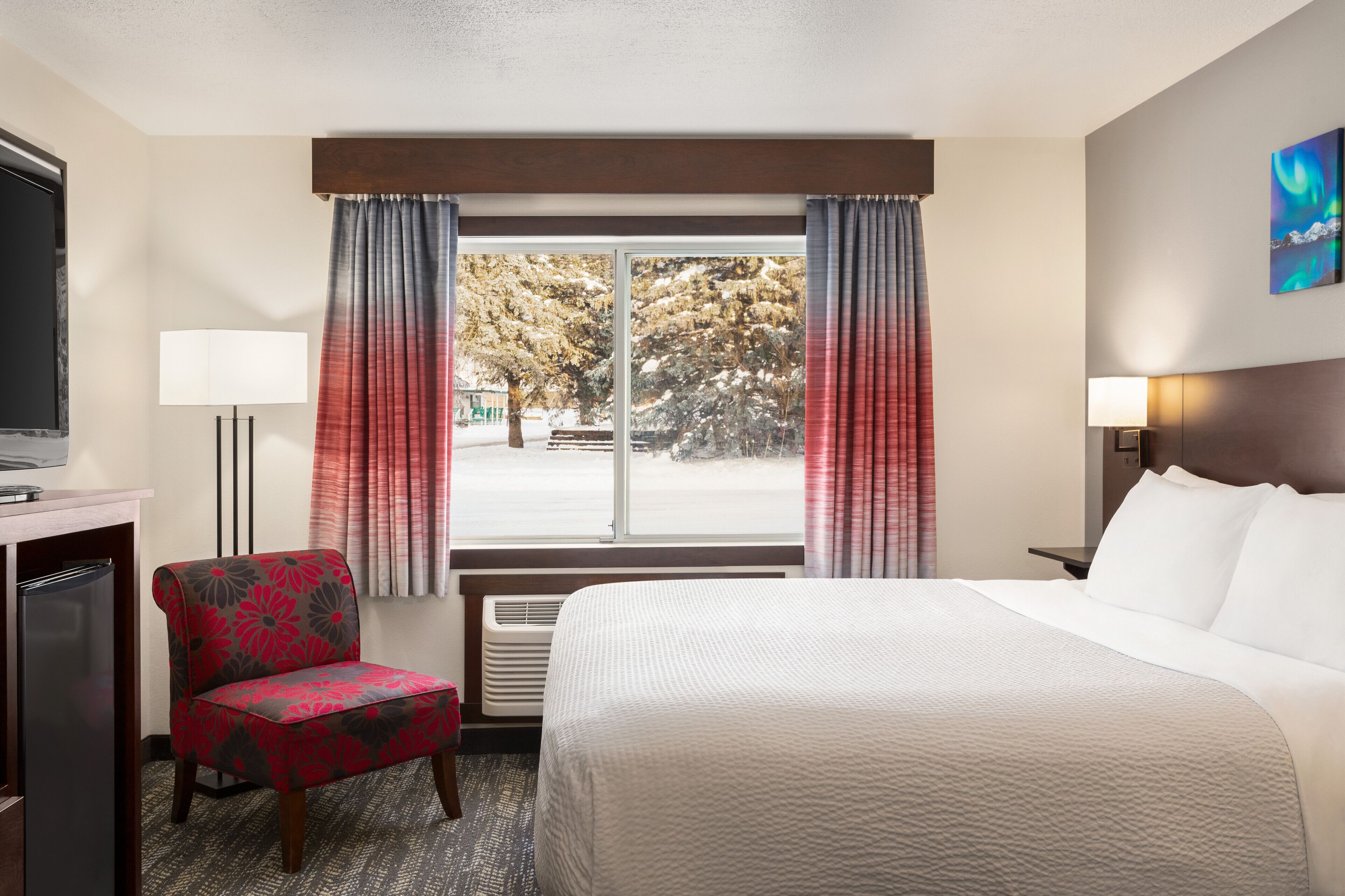 deluxe room, 1 king bed, non smoking | individually decorated, individually furnished, desk, iron/ironing board