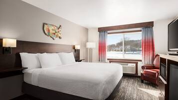 Room, 1 King Bed, Accessible, Non Smoking (Mobility Accessible) | Individually decorated, individually furnished, desk, iron/ironing board