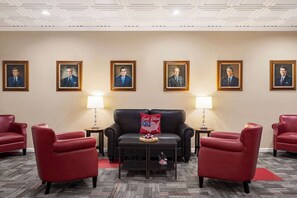 Lobby - Ramada by Wyndham Richland Center (Richland Center)