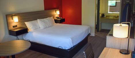 Bureau, systĂšme dâinsonorisation, fer et planche Ă repasser