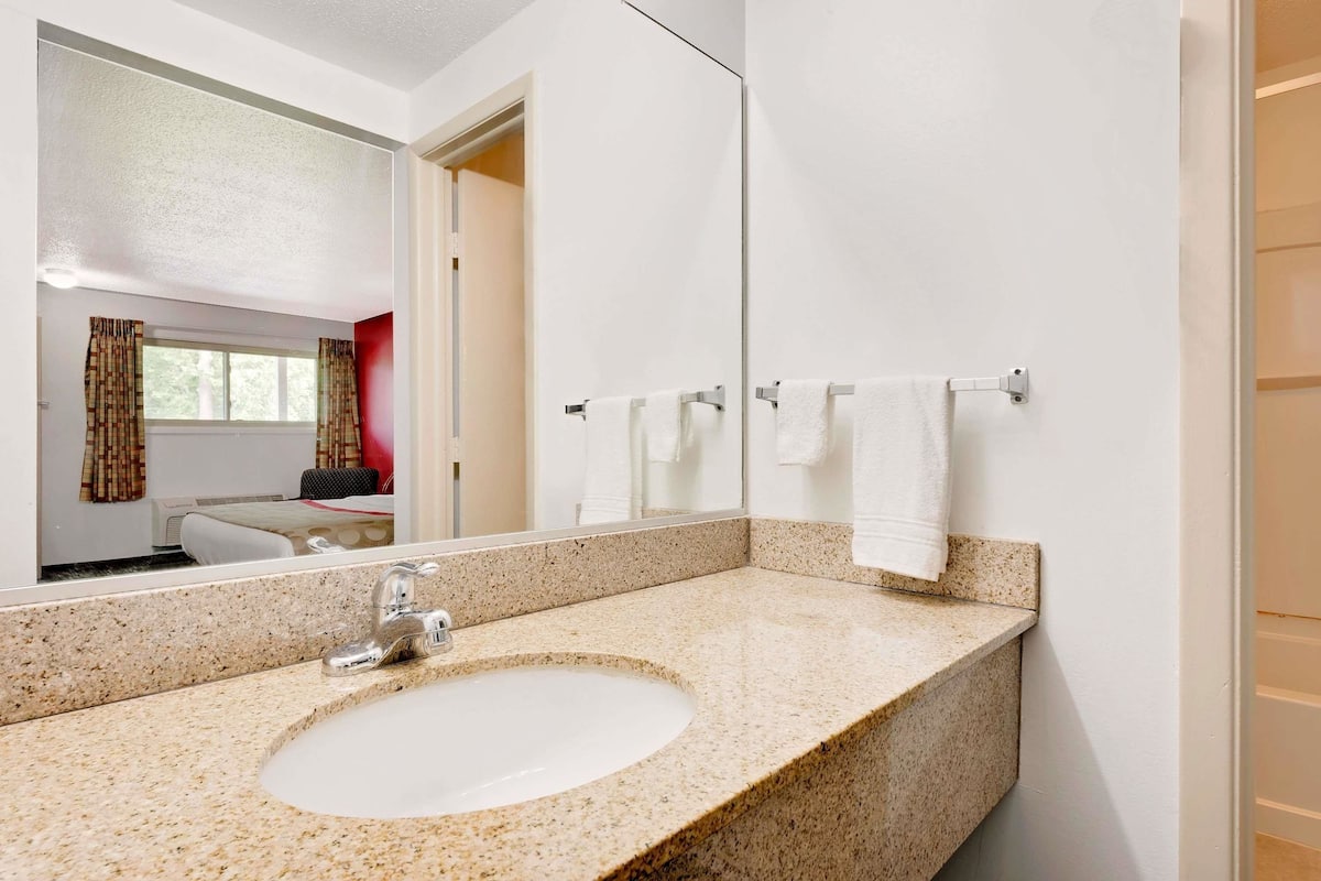 combined shower/bathtub, hair dryer, towels