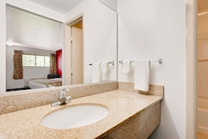 Combined shower/bathtub, hair dryer, towels