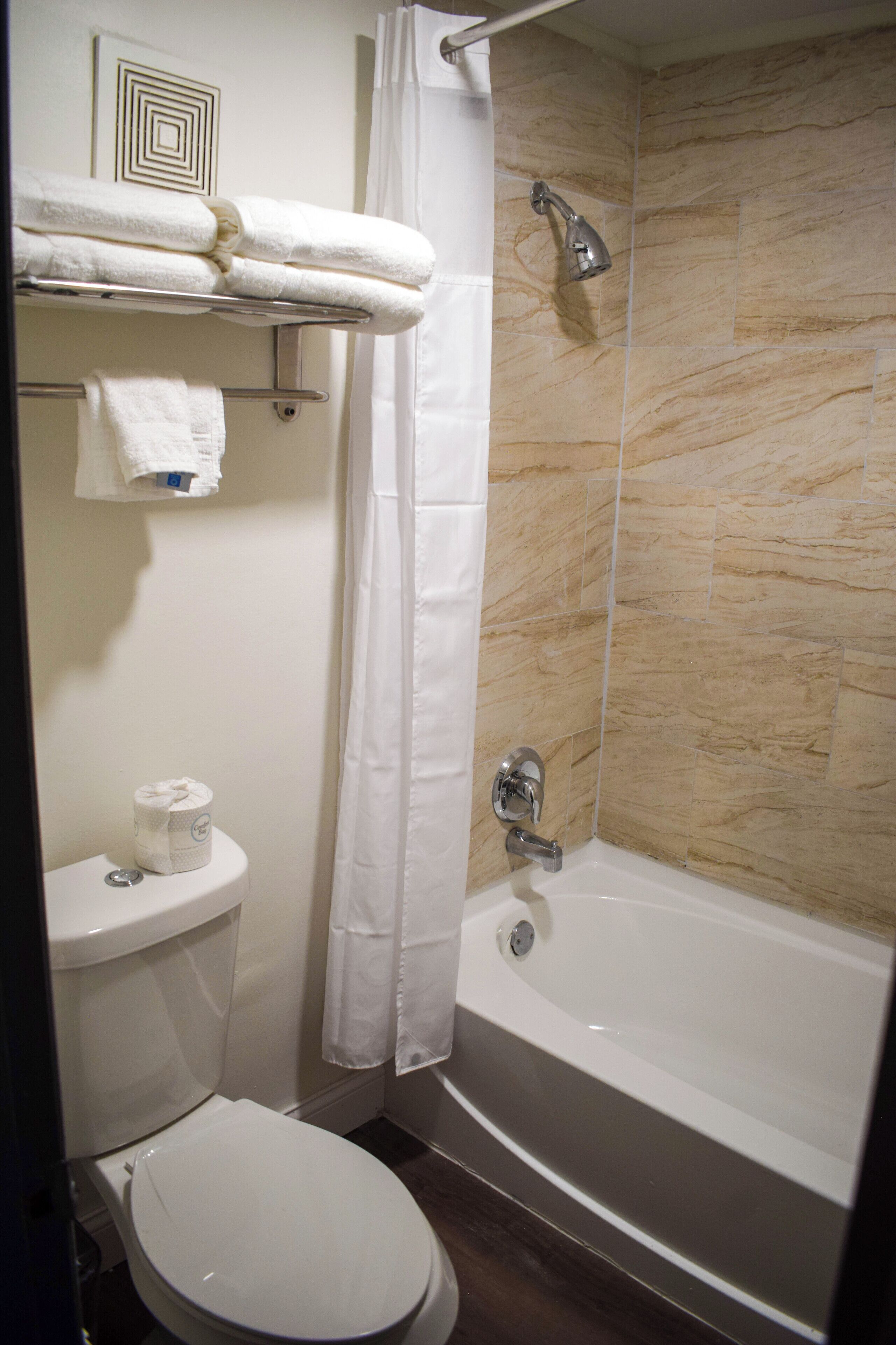 combined shower/bathtub, hair dryer, towels