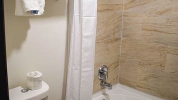 Ensemble douche/baignoire, sĂšche-cheveux, serviettes fournies