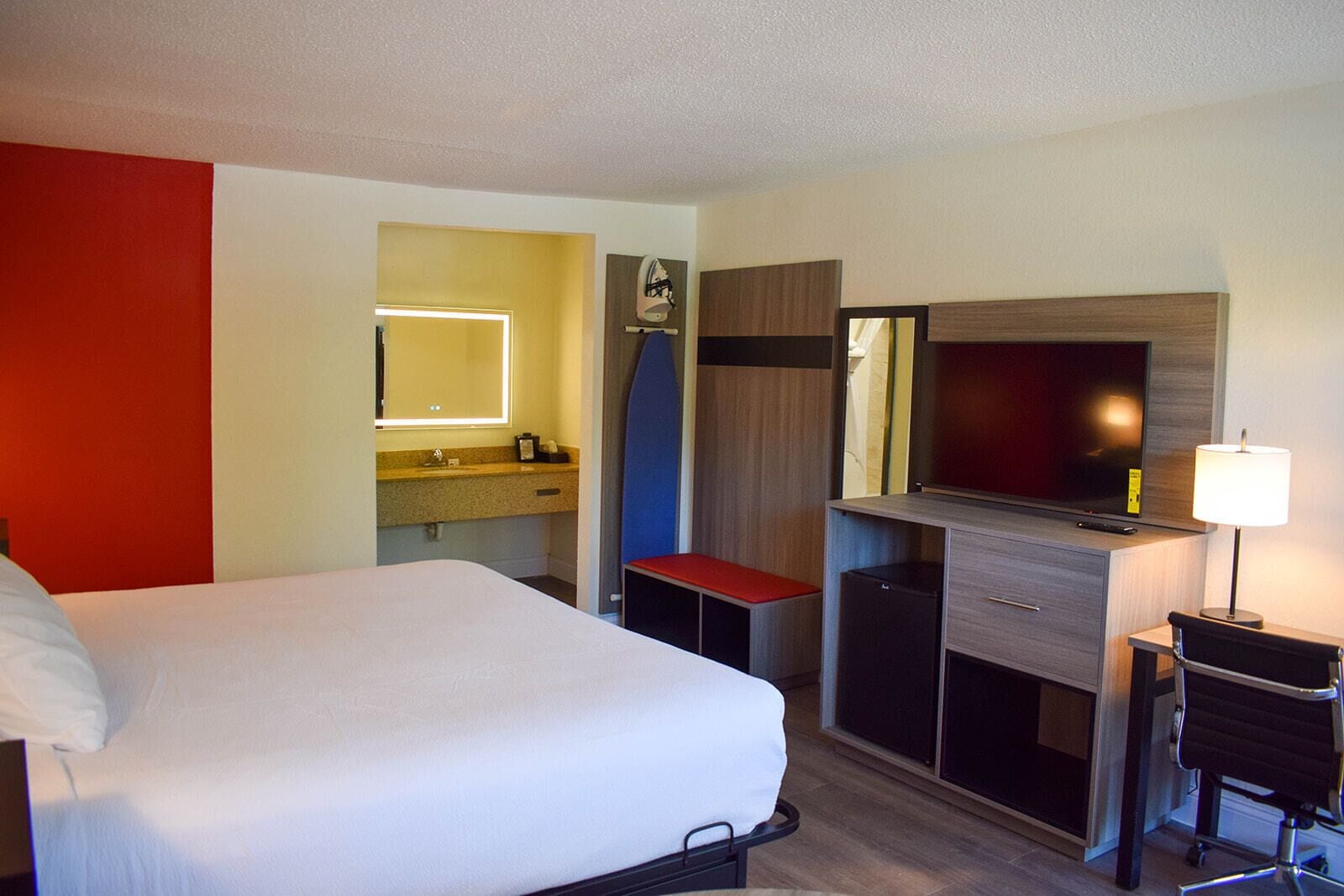 deluxe room, 1 king bed, non smoking | 1 bedroom, desk, soundproofing, iron/ironing board