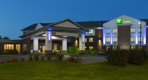 Un hôtel Holiday Inn Express doté d’une entrée couverte, d’une façade en briques et d’une enseigne lumineuse.