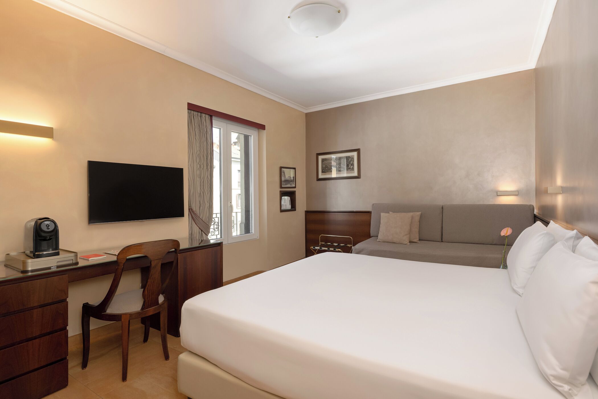 Hypo-allergenic bedding, minibar, in-room safe, individually decorated