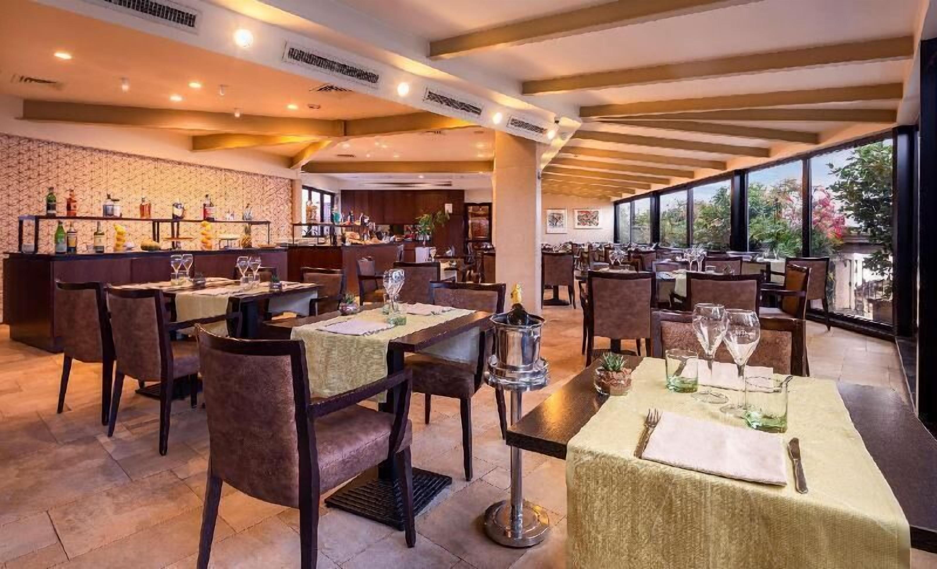 Dining | Breakfast and dinner served, local and international cuisine