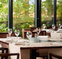 Serveert ontbijt en diner, lokale en internationale gerechten