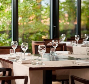 Serveert ontbijt en diner, lokale en internationale gerechten