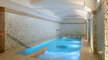 Una piscina cubierta (de 07:00 a 21:00), tumbonas