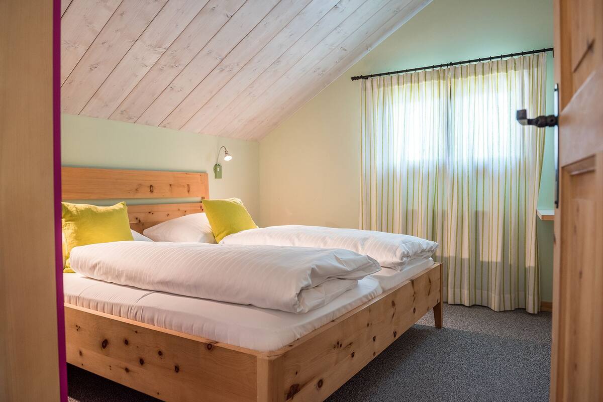 Apartment, 2 Schlafzimmer | Allergikerbettwaren, Zimmersafe, individuell eingerichtet, Schreibtisch