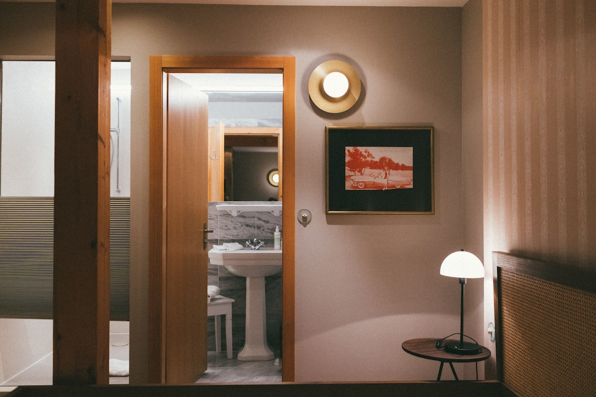 Doppelzimmer Klassik | Badezimmer | Duschwanne, kostenlose Toilettenartikel, Haartrockner, BademÀntel