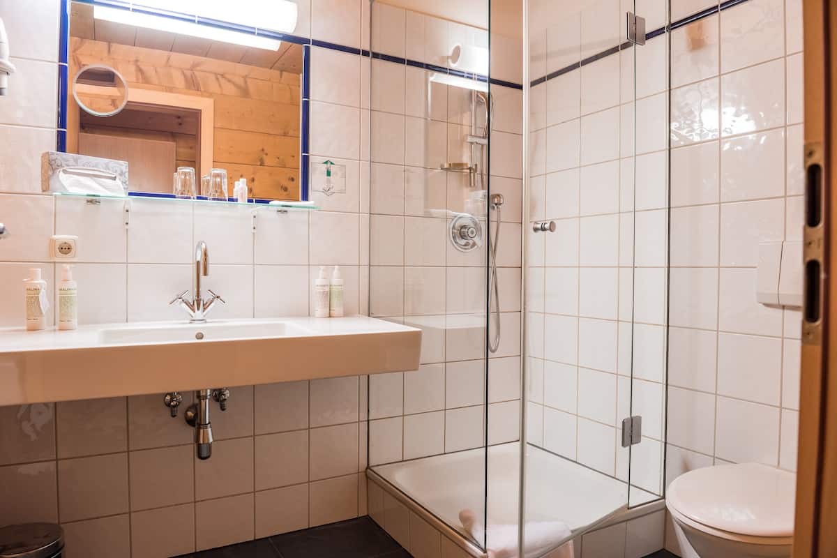 Duschwanne, kostenlose Toilettenartikel, Haartrockner, BademÀntel