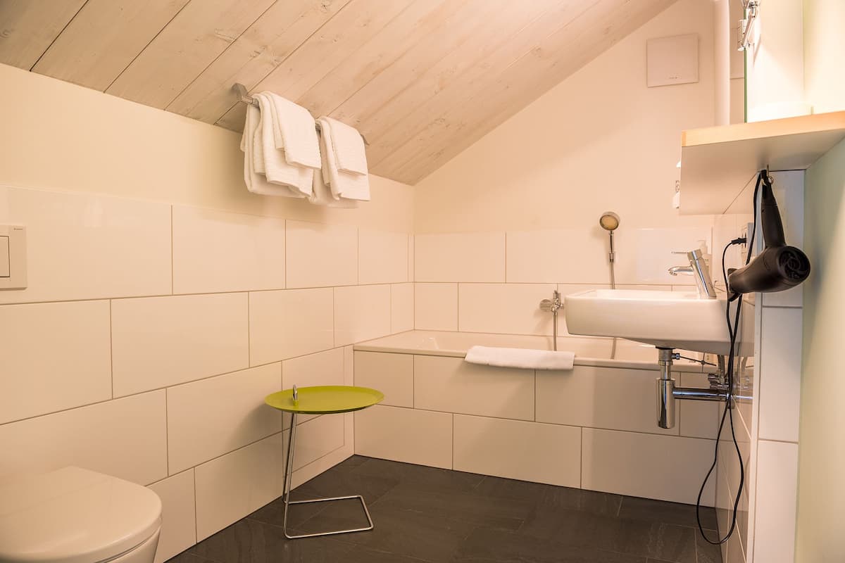 Apartment, 2 Schlafzimmer | Badezimmer | Duschwanne, kostenlose Toilettenartikel, Haartrockner, BademÀntel