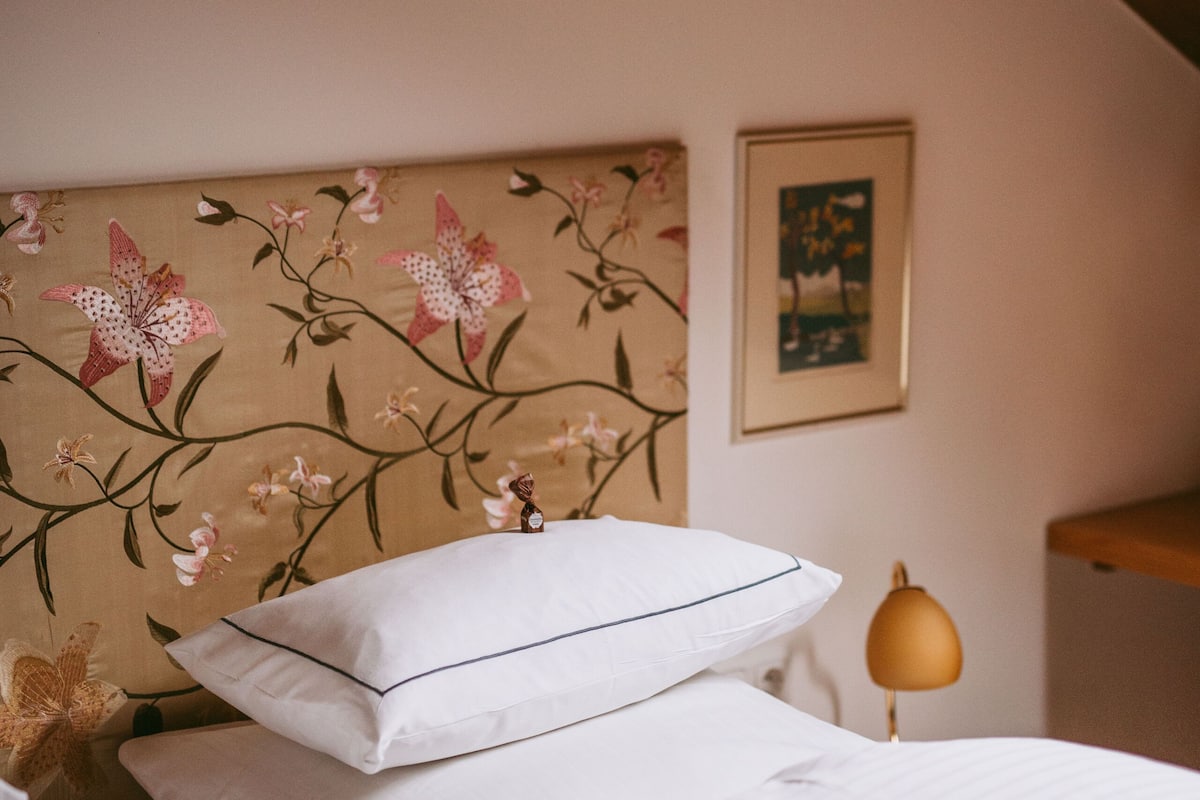 Forever Young | Allergikerbettwaren, Zimmersafe, individuell eingerichtet, Schreibtisch