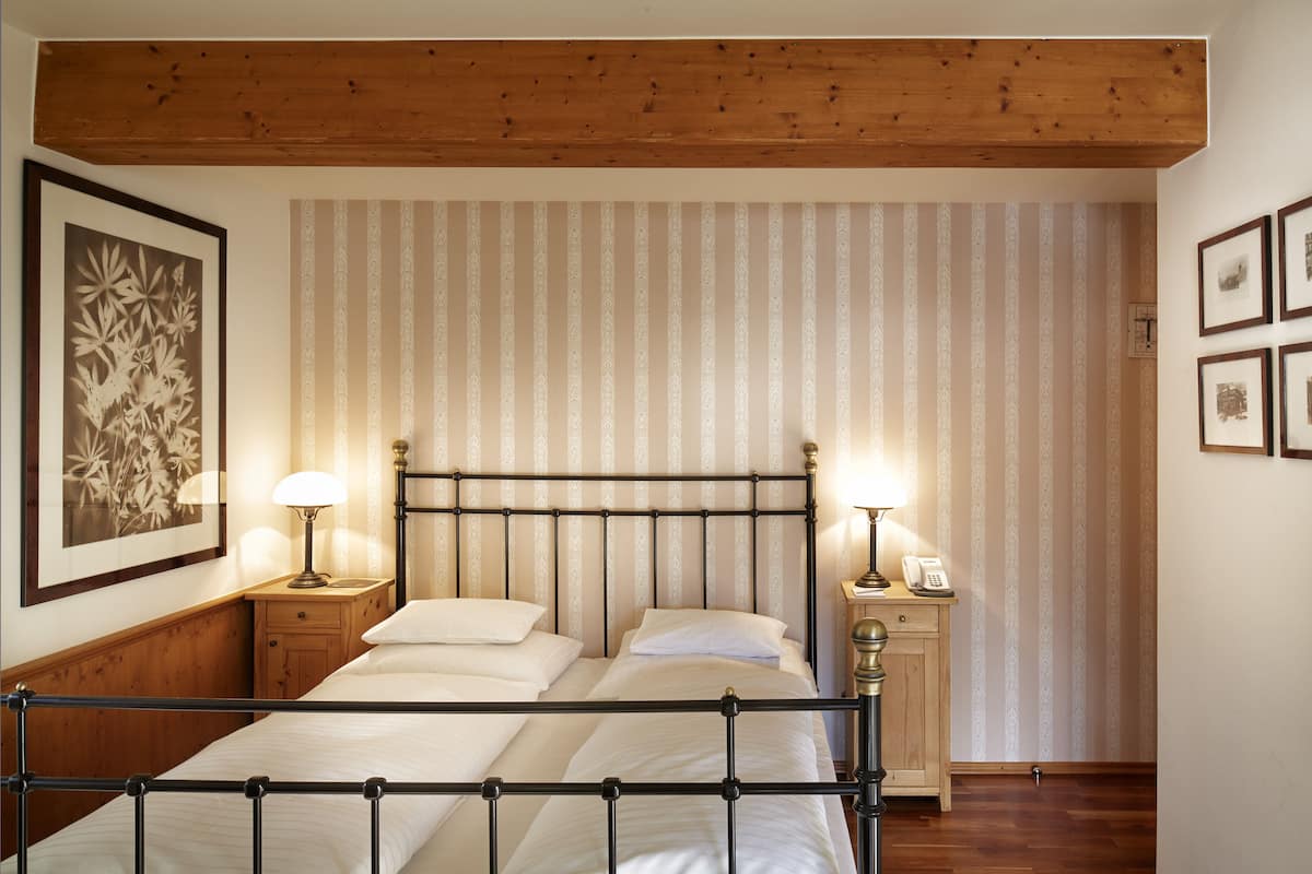 Allergikerbettwaren, Zimmersafe, individuell eingerichtet, Schreibtisch