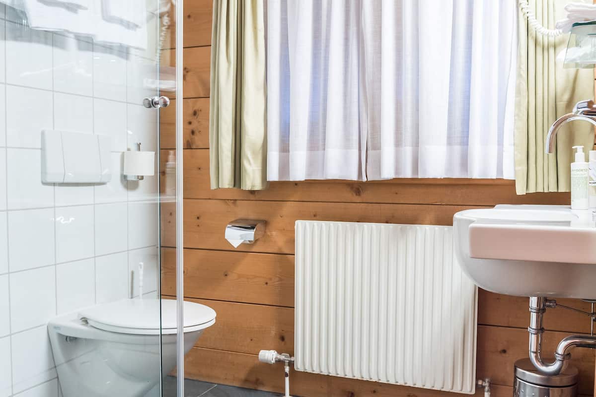 Doppelzimmer Superior | Badezimmer | Duschwanne, kostenlose Toilettenartikel, Haartrockner, BademÀntel