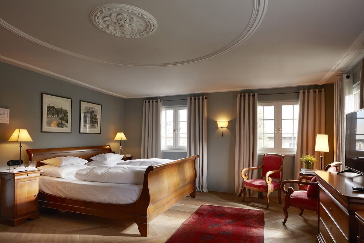 Chambre supérieure double | Literie hypoallergénique, coffre-fort, bureau, fer et planche à repasser