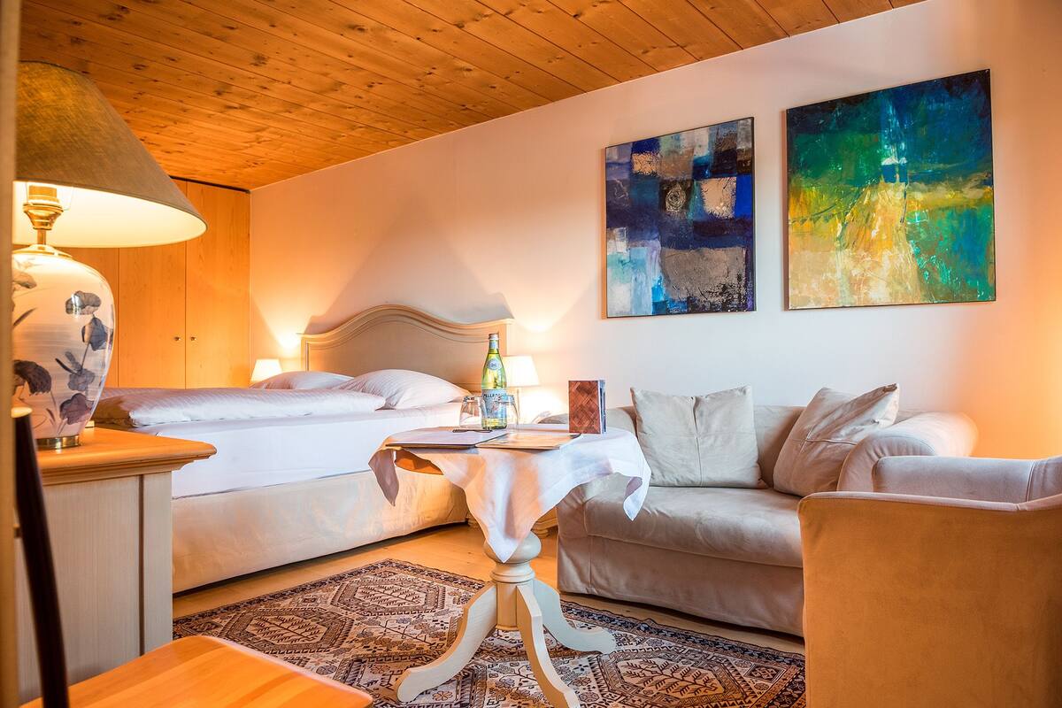 Chambre supérieure double | Literie hypoallergénique, coffre-fort, bureau, fer et planche à repasser