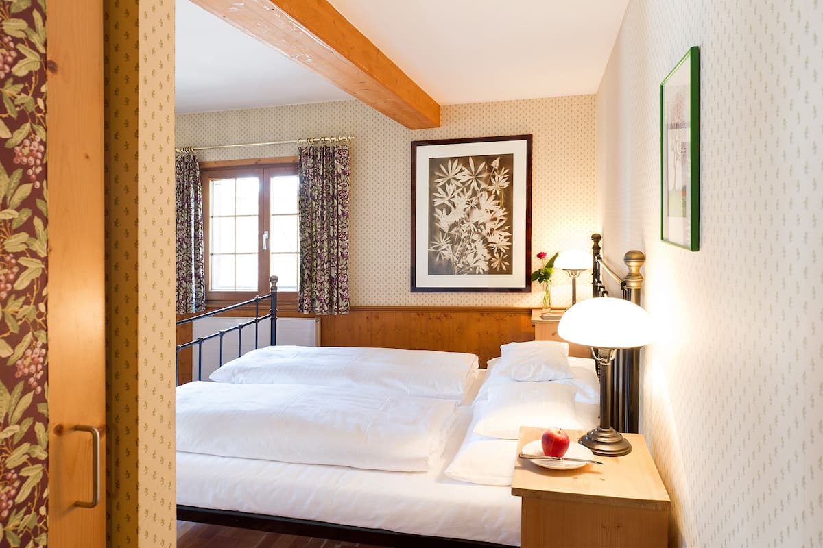 Forever Young | Allergikerbettwaren, Zimmersafe, individuell eingerichtet, Schreibtisch