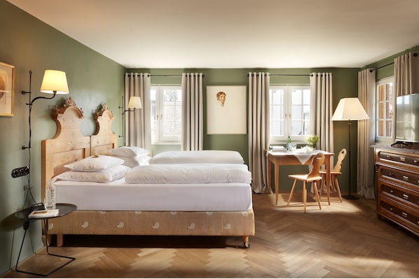 Doppelzimmer Superior 1755 | Allergikerbettwaren, Zimmersafe, individuell eingerichtet, Schreibtisch