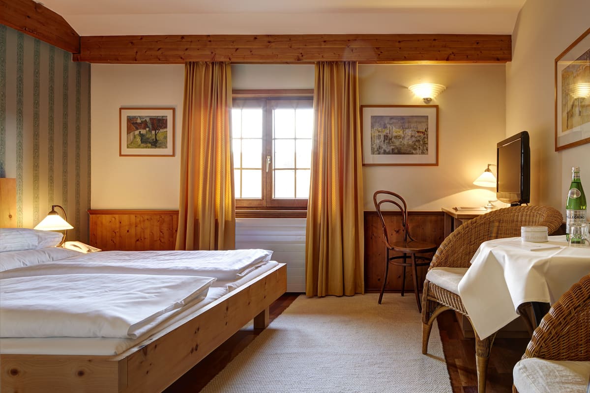 Chambre Standard double | Literie hypoallergénique, coffre-fort, bureau, fer et planche à repasser