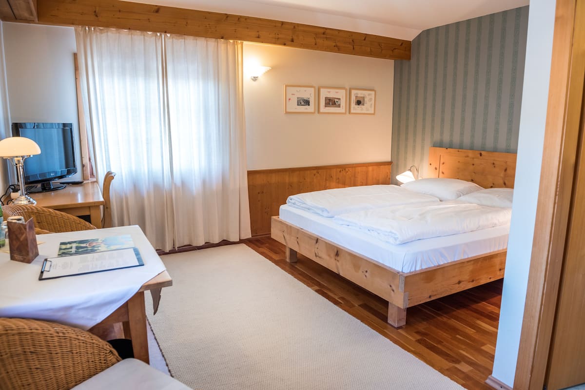 Doppelzimmer Klassik | Allergikerbettwaren, Zimmersafe, individuell eingerichtet, Schreibtisch