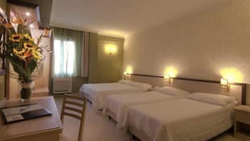 Minibar, in-room safe