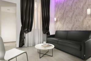 高级三人房 | 起居区 | 19-英寸纯平电视 (配备有线频道)、电视