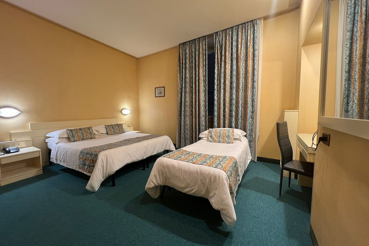 Hypo-allergenic bedding, minibar, in-room safe, soundproofing