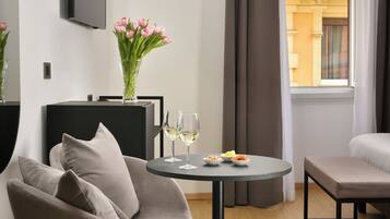 Habitación triple superior | Ropa de cama hipoalergénica y minibar