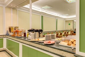 Petit-déjeuner buffet (5 EUR par personne)