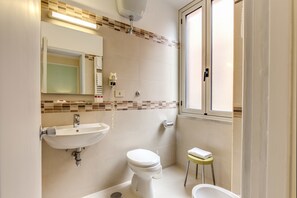 ห้องทริปเปิล | ห้องน้ำ | ไดร์เป่าผม, โถสุขภัณฑ์แบบบิเดท์, ผ้าเช็ดตัว