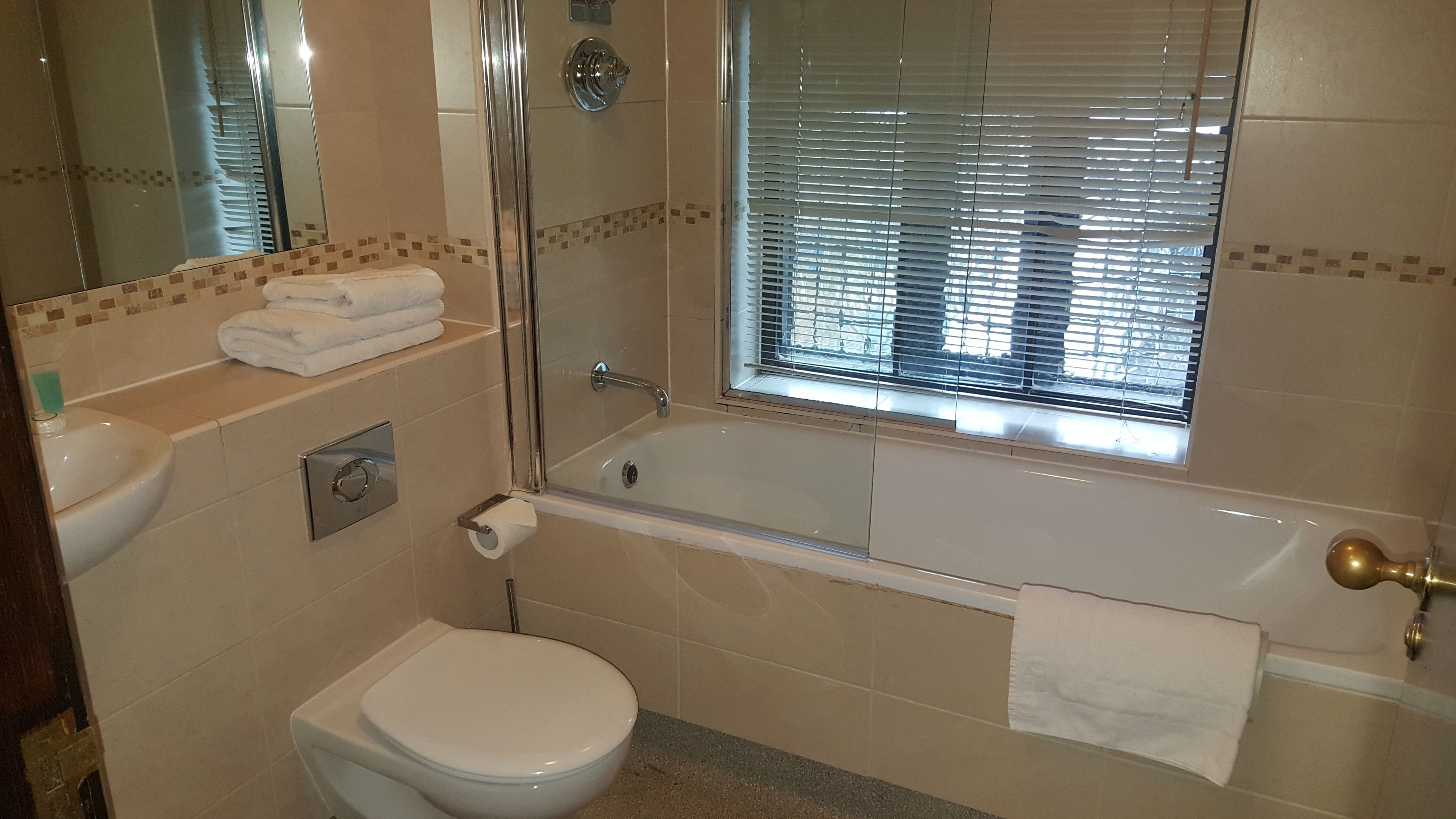 standard room, 1 single bed, non smoking | bathroom | free toiletries, hair dryer, towels