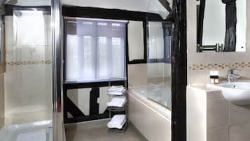 Quarto standard, 1 cama de casal, para não fumantes (Canopy Bed) | Banheiro | Produtos de toalete grátis, secador de cabelo, toalhas de banho