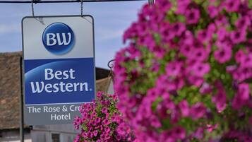 Un letrero de hotel con el logotipo "BW" y el nombre "Best Western The Rose & Crown Hotel".