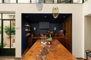 Tägliches Frühstücksbuffet (25 EUR pro Person)