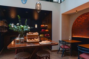 Tägliches Frühstücksbuffet (25 EUR pro Person)