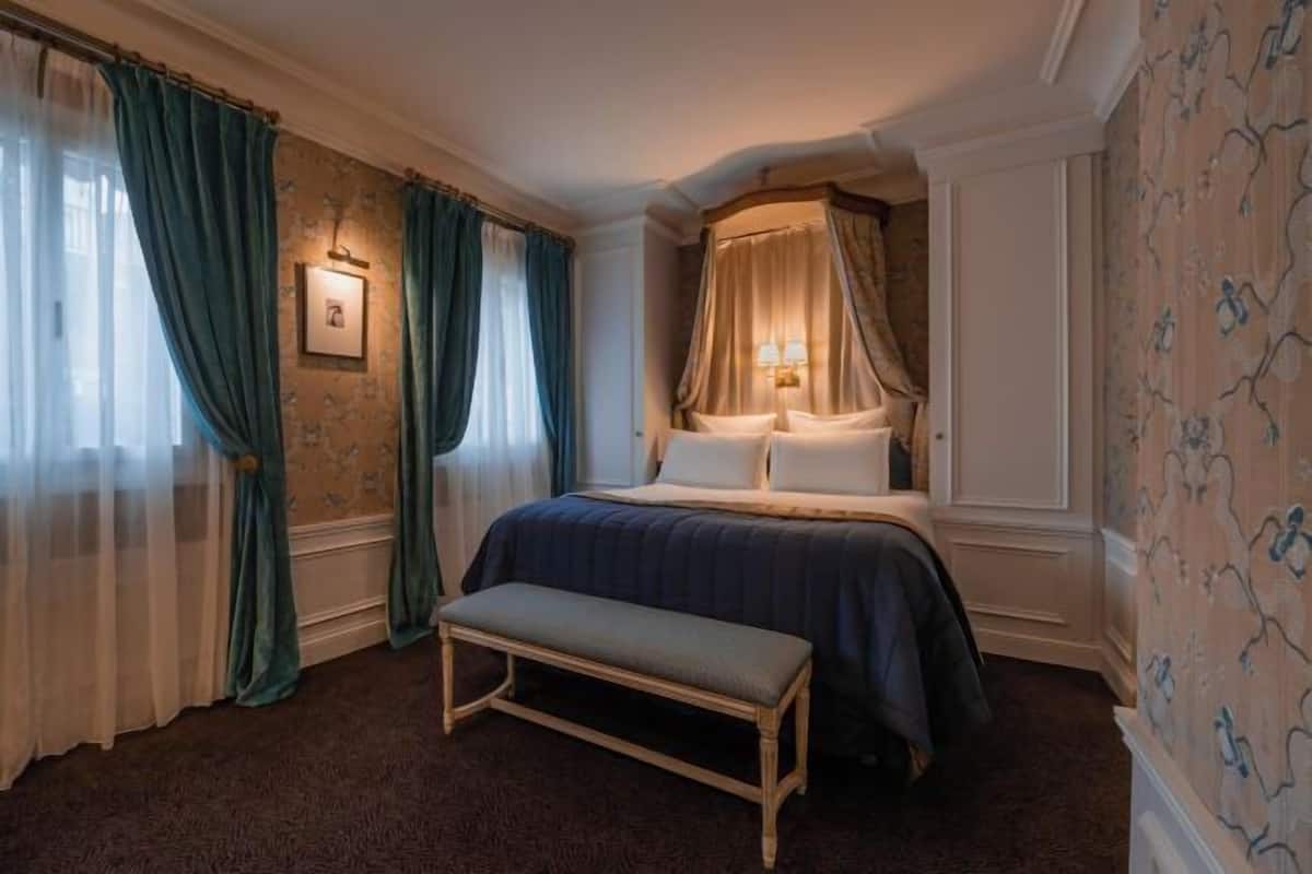 Peralatan tempat tidur premium, bar mini, peti besi dalam bilik