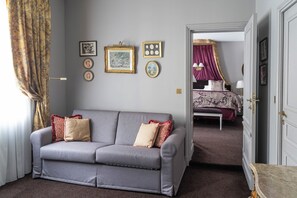 Suite (Du Maine) | 高級寝具、ミニバー、セーフティボックス (室内)、客室ごとに異なる装飾